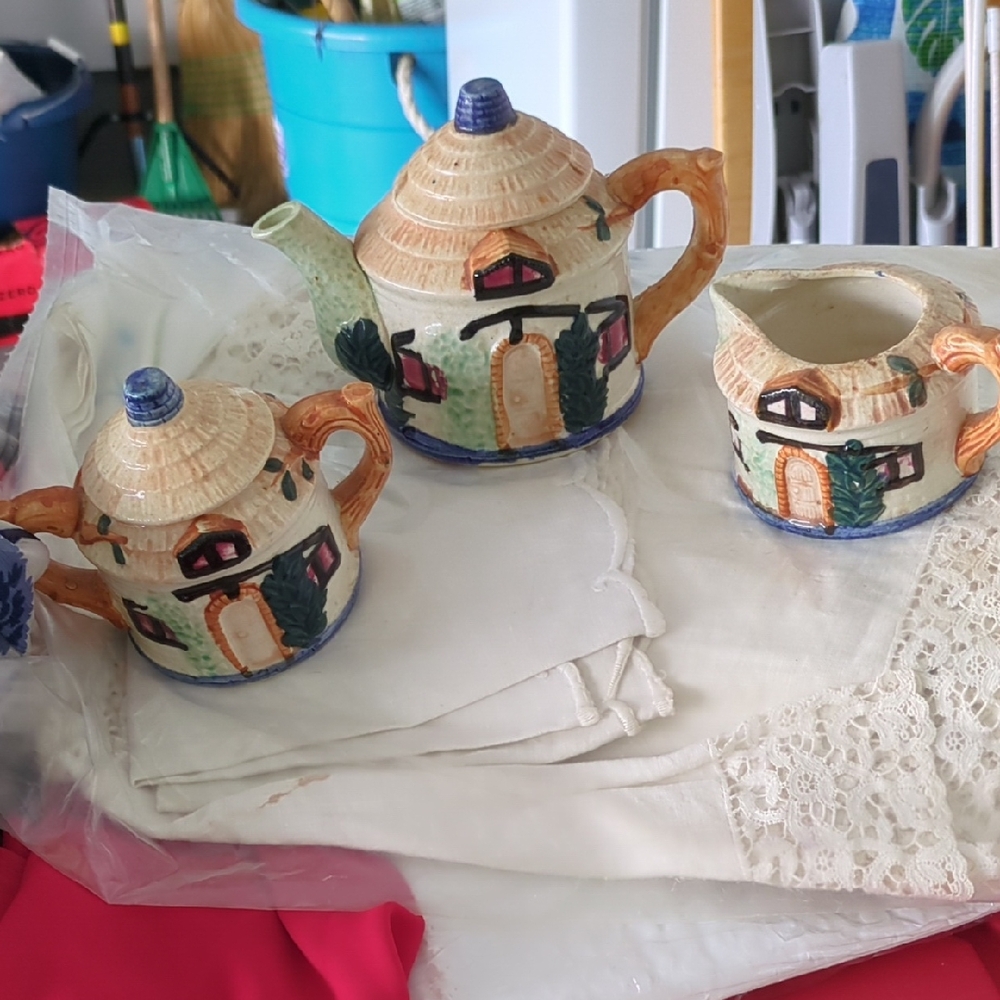 Charming Cottage Teapot and Creamer Set